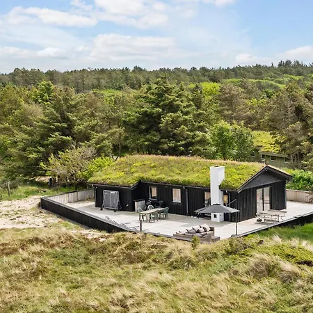 4 Bedroom Cozy In Saltum