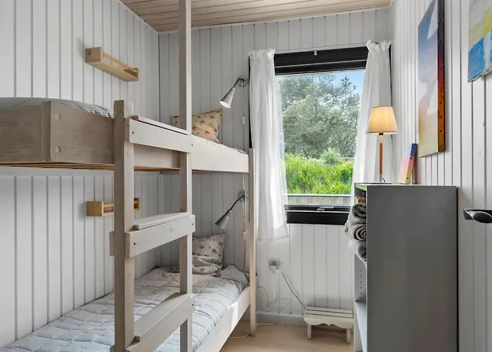 Дом отдыха 4 Bedroom Cozy In *